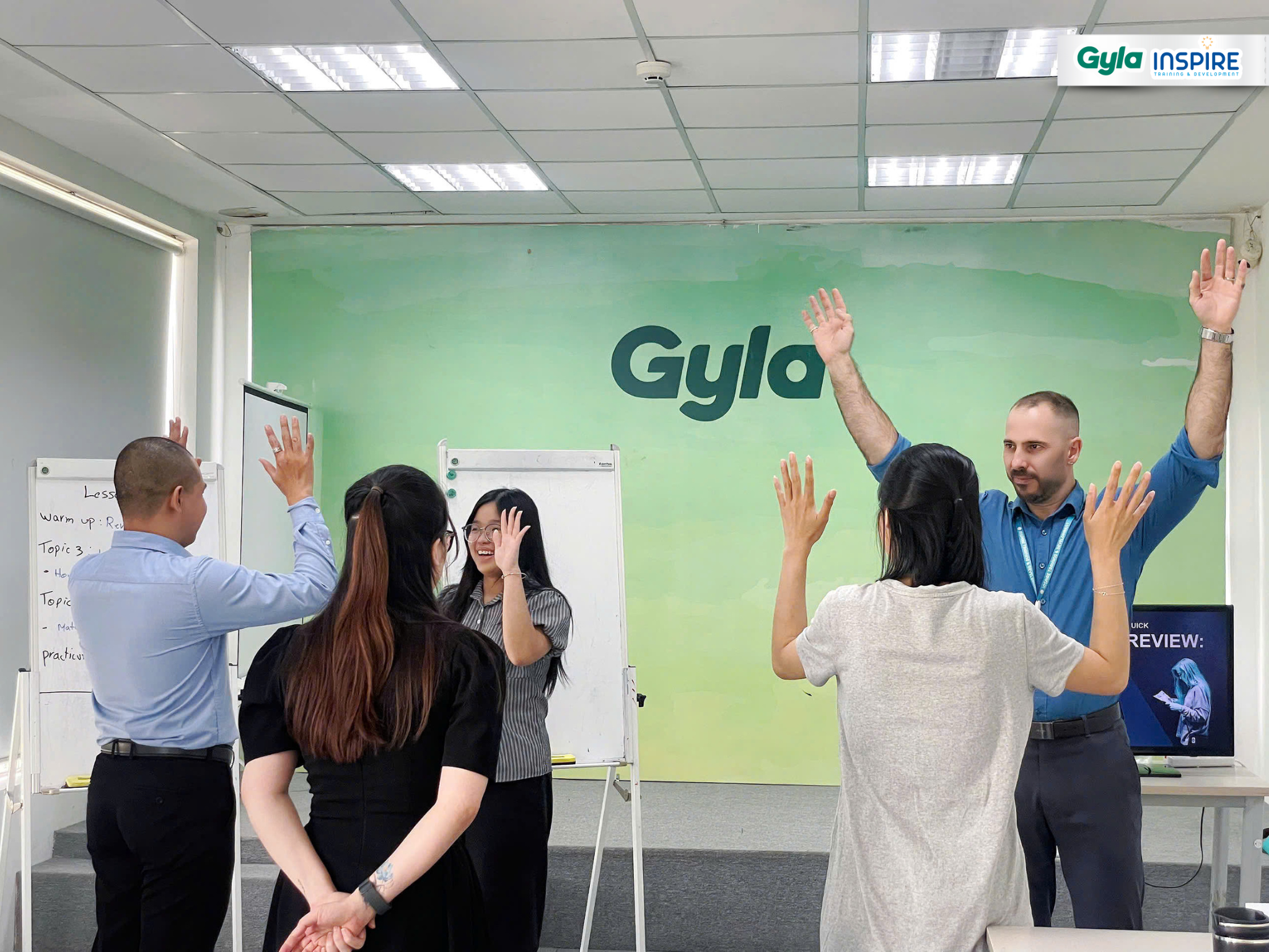 Học viên lớp TESOL Quốc tế thực hành giảng dạy tại lớp