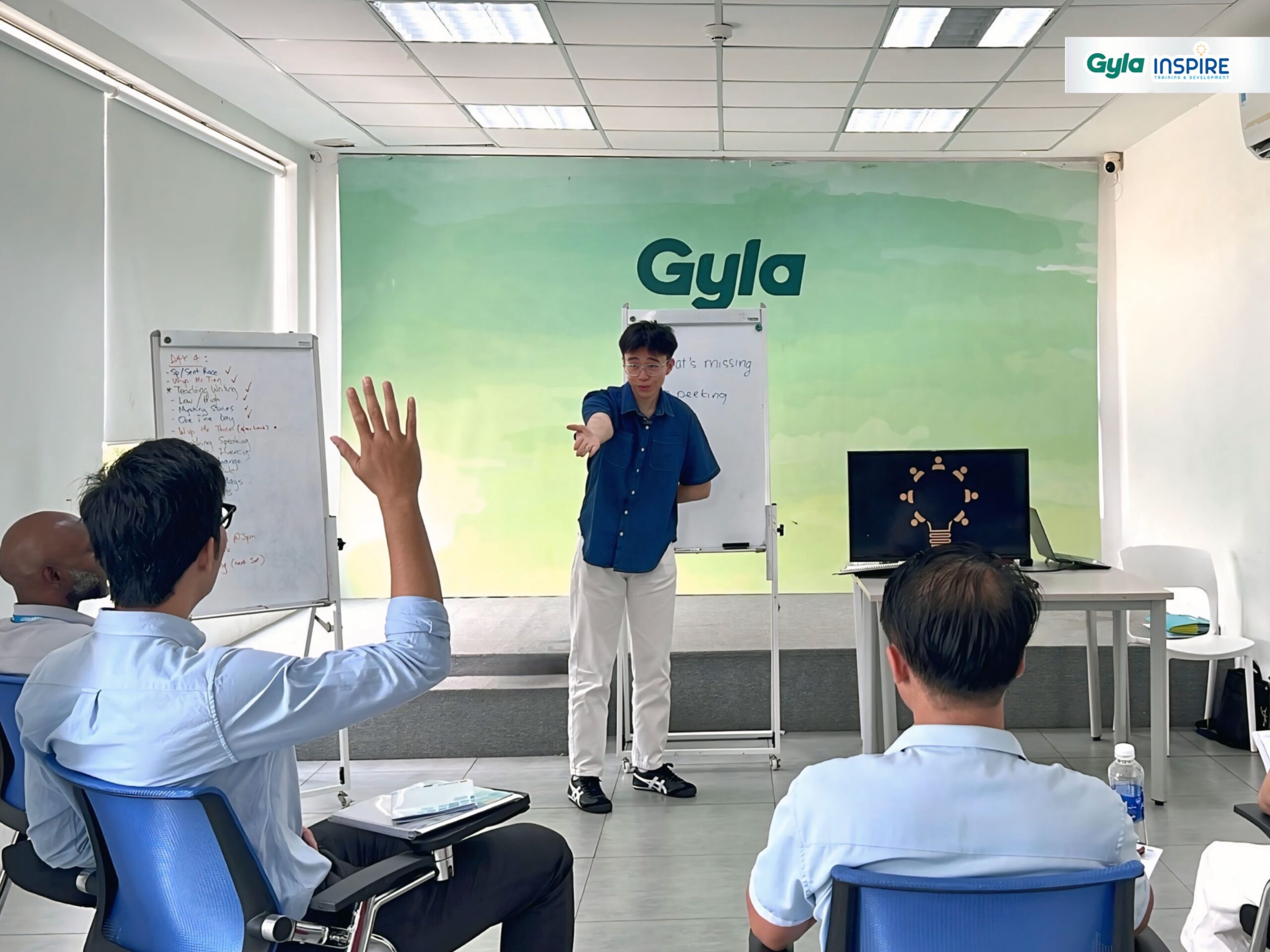 Học viên khóa TESOL thực hành giảng dạy ngay tại lớp